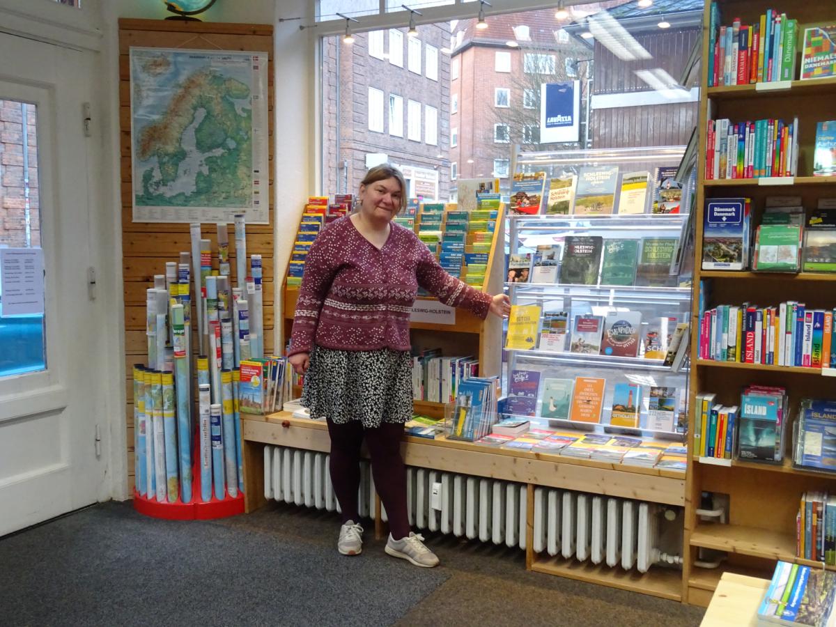 Susanne Eden ist Inhaberin des Ladengeschäftes der Geobuchhandlung Kiel. Sie ist gelernte Buchhändlerin und seit vielen Jahren mit Reiseführern und Landkarten befasst und bietet fundierte Beratung